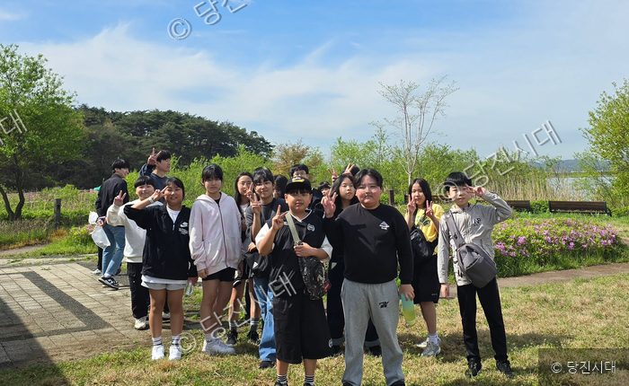 당산초등학교 학생들이 야외에서 즐겁게 단체 사진을 찍고 있다.
