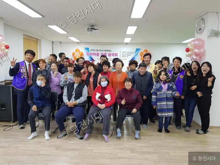 굿앤굿 봉사단원과 두리마을 주민들이 함께 기념촬영을 하고 있다.