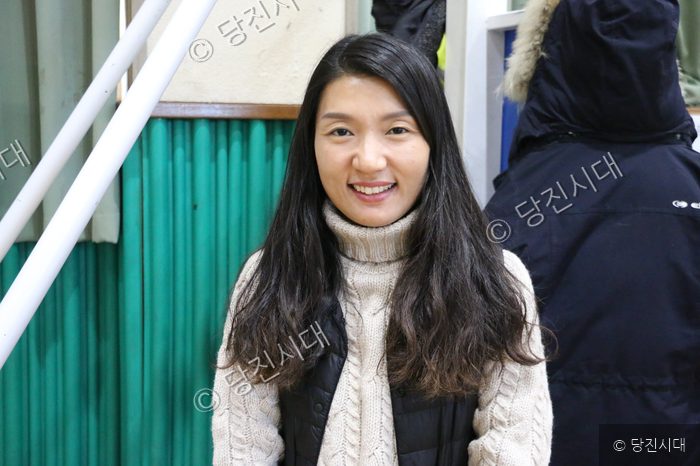 계성초 학부모회장이 환한 미소를 지으며 카메라를 응시하고 있다.