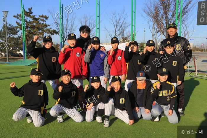 당진시리틀야구단 소속 선수들과 코칭스태프가 함께 모여 포즈를 취하고 있다.
