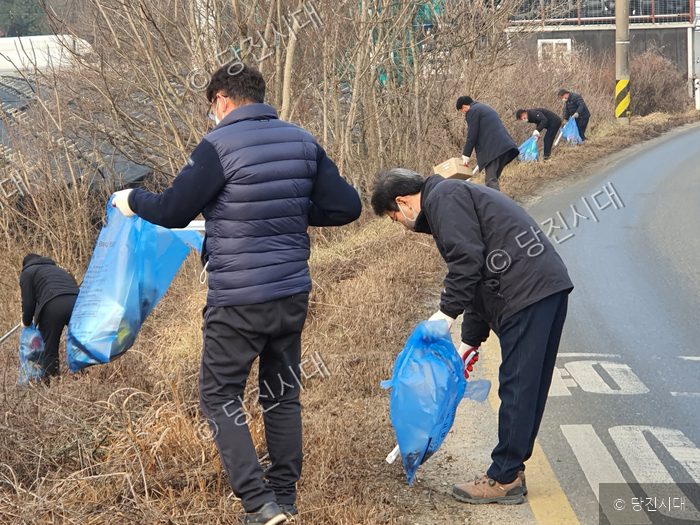 면천면 기관·단체 회원들이 설맞이 청결활동을 펼치고 있다.