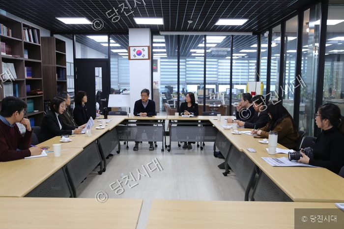 당진시대 편집자문위원들이 회의실에 모여 회의를 하고 있다.