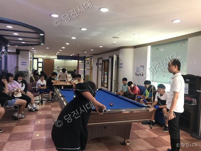합덕청소년문화의에서 청소년들이 당구 체험을 즐기고 있다.