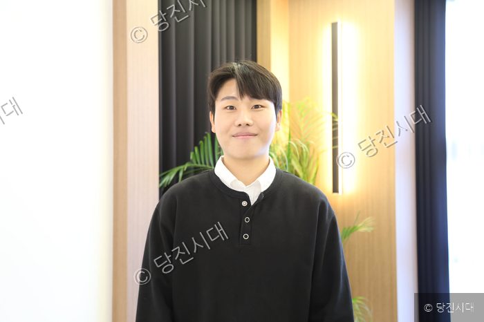 아템포 뮤 클래식 음악학원 윤승재 원장이 밝은 미소로 서 있다.