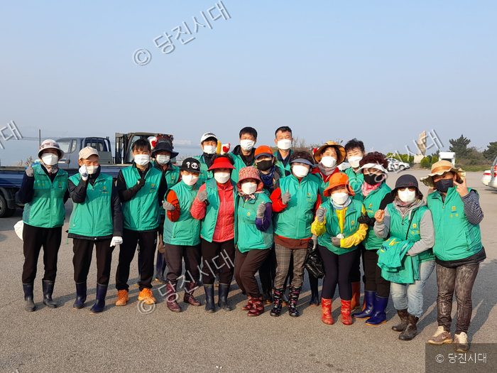 당진시 송산면 주민들이 봉사활동 후 포즈를 취하고 있다.