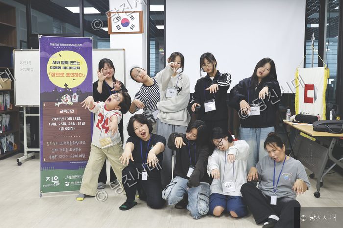 학생들과 강사들이 미래형 미디어교육 프로그램에서 좀비 포즈를 취하고 있다.