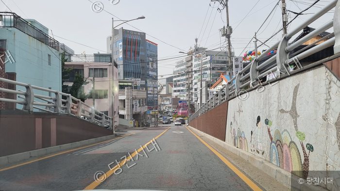 당진초등학교에서 구터미널 회전로타리 방향의 도로 모습이다.