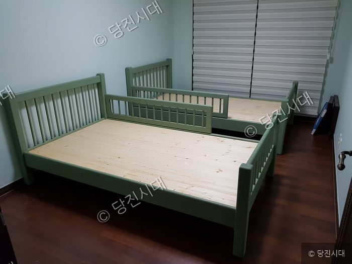 준 DIY 목공방에서 제작한 친환경 원목 침대 프레임이 놓여 있다.