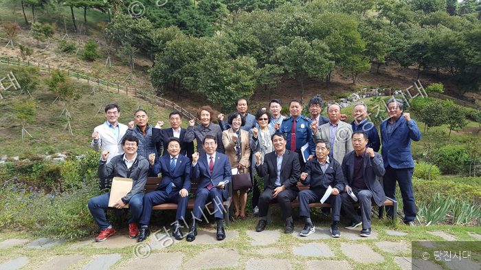 지역총화협의회 회원들이 삼선산 수목원에서 회의를 마치고 기념촬영을 하고 있다.
