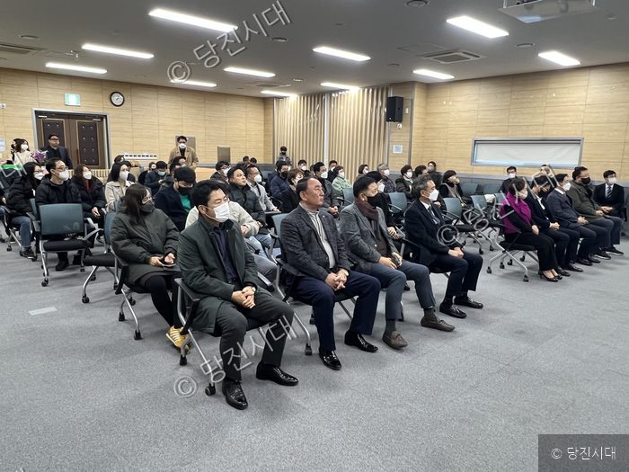 참석자들이 실내 행사에 참석해 강연을 듣고 있다.