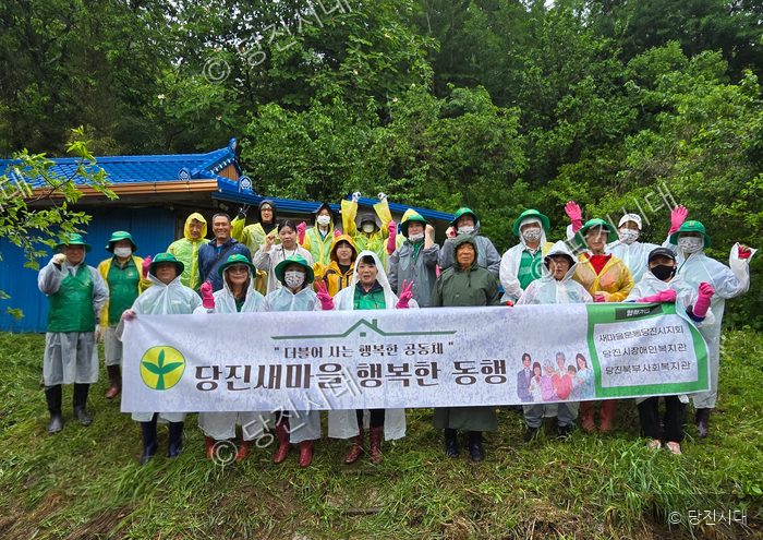 봉사자들이 주거취약계층 이사 봉사 새마을에서 기념 촬영을 하고 있다.