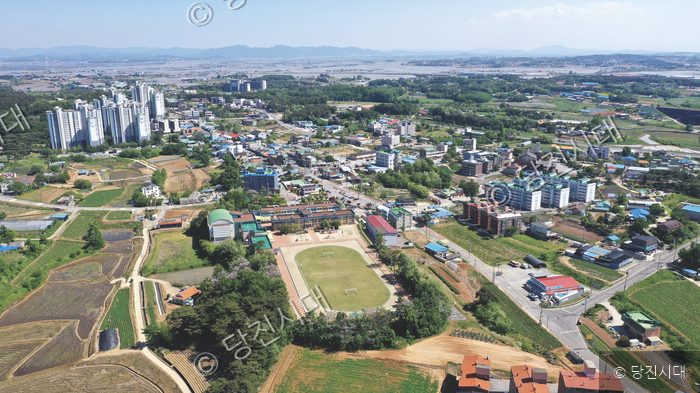 하늘에서 바라본 금천1리 마을 전경이 펼쳐져 있다.