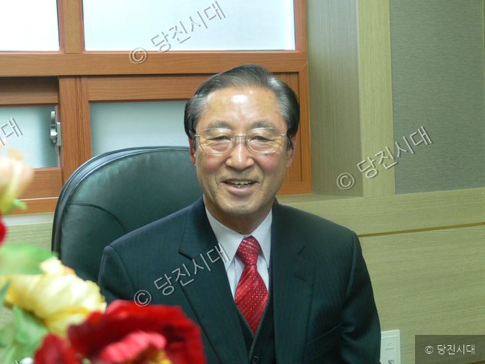 김석제 당진새마을금고 신임 이사장이 사무실에서 미소 짓고 있다.