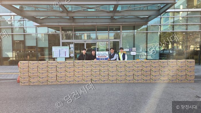 (주)서정이 떡국떡 1000kg을 기부하고 기념 촬영을 하고 있다.