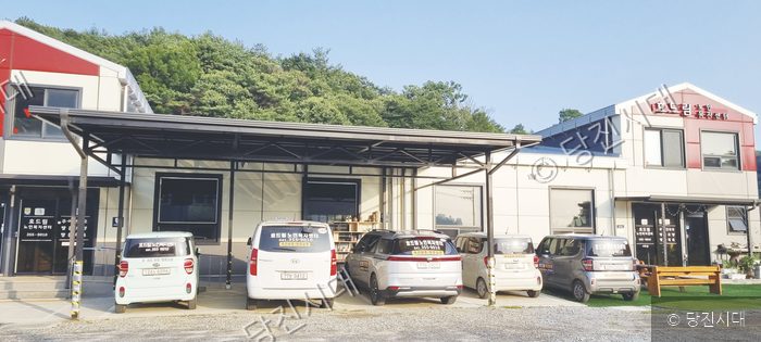 효드림노인복지센터 주차장에 차량들이 주차되어 있다.