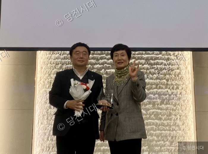 한 남성이 NH농협 당진시지부에서 충남농아인협회 당진시지회로부터 감사패를 받고 있다.