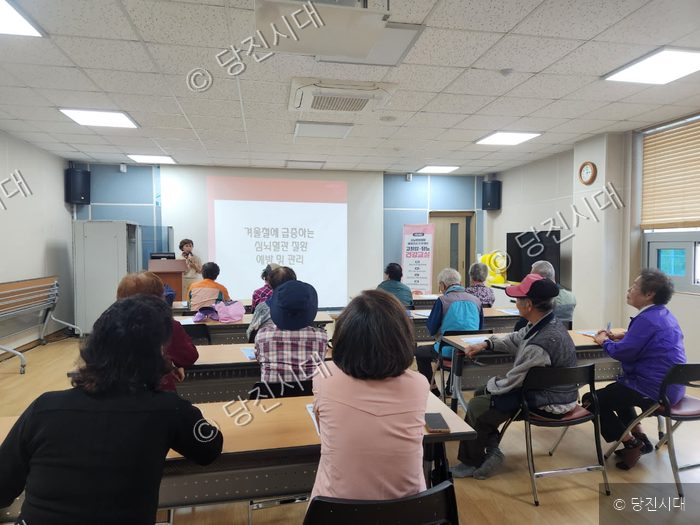 강사가 시민들을 대상으로 건강교실 프로그램을 진행하고 있다.