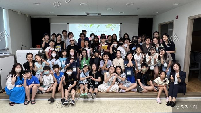 참가자들이 창작교실 교육 프로그램에서 기념촬영을 하고 있다.