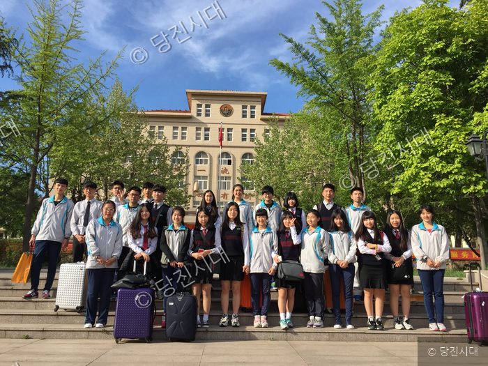 신평고등학교 학생들이 교정을 배경으로 기념촬영을 하고 있다.