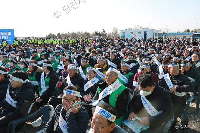 당진 서부두에서 많은 시민들이 모여 집회를 하고 있다.