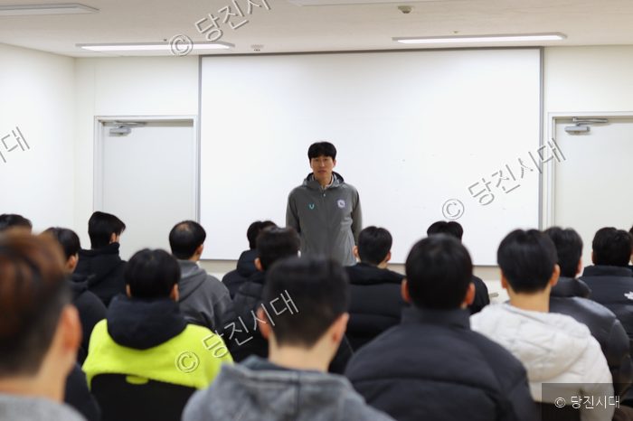 당진시민축구단이 2026시즌을 위해 첫 소집되어 실내에서 모임을 갖고 있다.