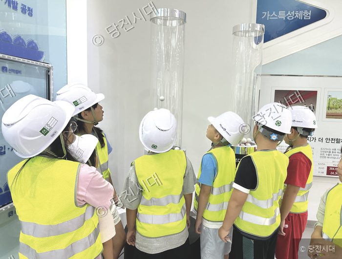 어린이들이 가스 안전 키즈클래스에서 가스특성체험을 하고 있다.