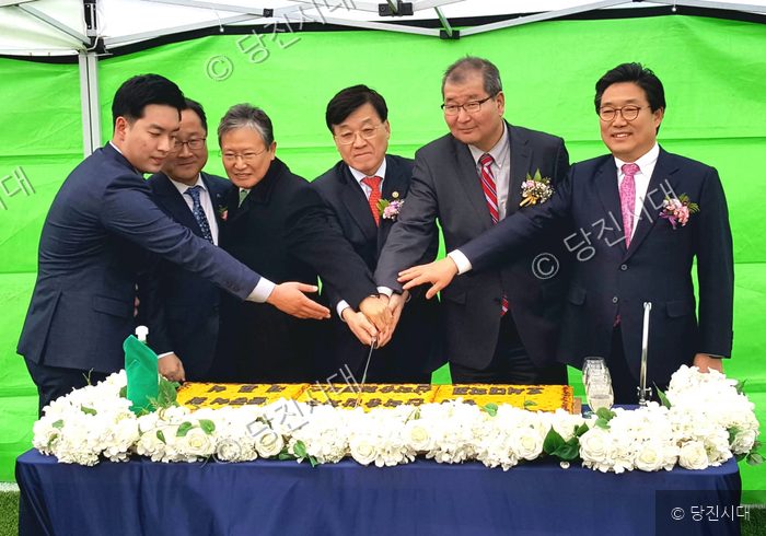 참석자들이 충남산학융합지구 준공 및 개교식 기념 케이크를 자르고 있다.