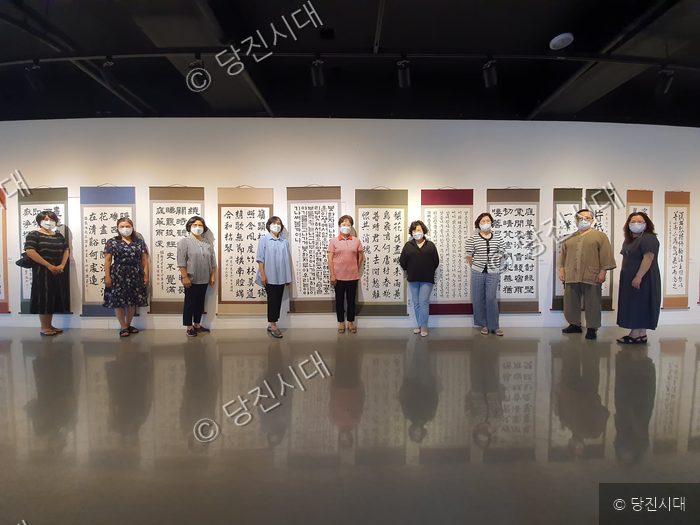 상록묵향회 회원들이 서예 작품 전시회장에서 기념 촬영을 하고 있다.