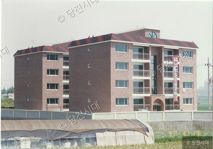 당진 지역의 한 신축 빌라 건물이 농경지 인근에 세워져 있다.