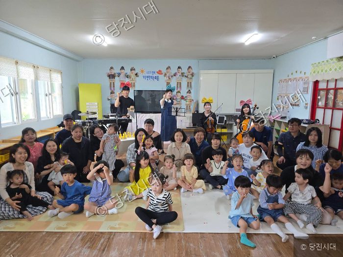 어린이집 원생들과 교사들이 음악회를 열고 기념 촬영을 하고 있다.