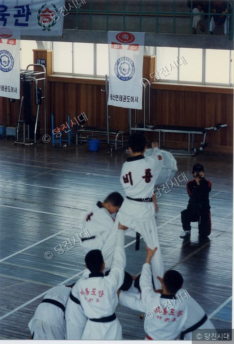 태권도 협회장기 대회에서 선수들이 태권도 시범을 선보이고 있다.