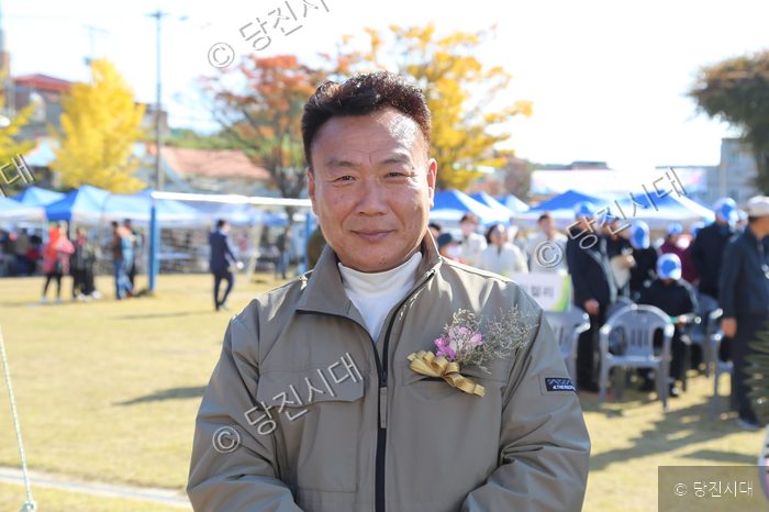 송산면민 체육대회에서 한 회장이 환하게 웃고 있다.