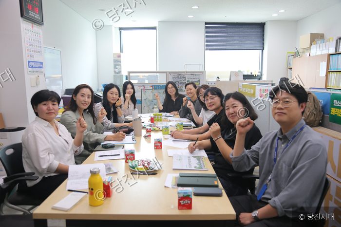 당진환경교육네트워크 관계자들이 회의실에 모여 회의를 진행하고 있다.