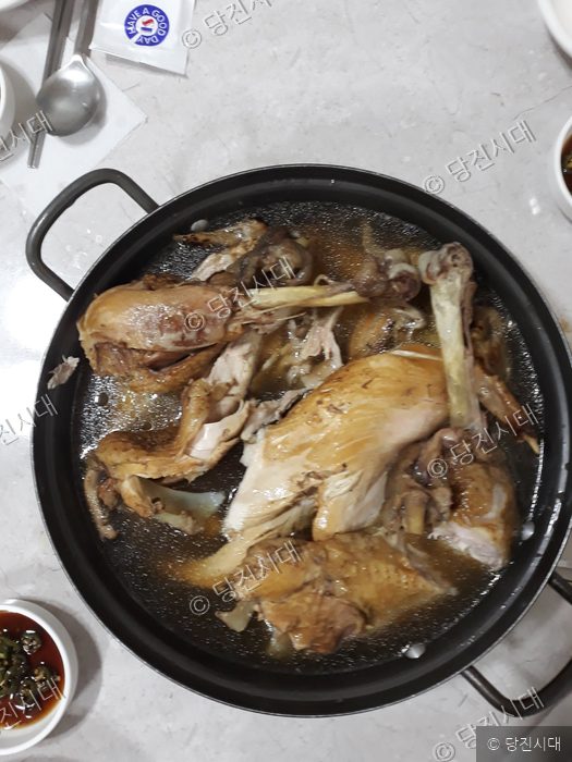 당진시 용연동 장가네토종닭에서 조리된 토종닭 요리를 촬영하고 있다.