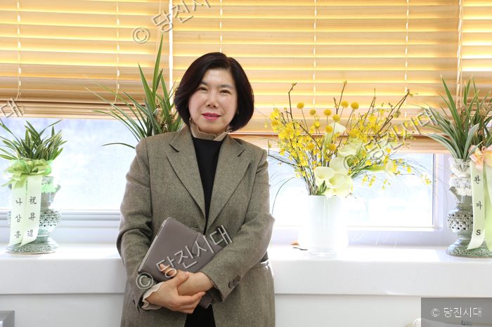 박윤희 당진시보건소장이 실내에서 서서 포즈를 취하고 있다.