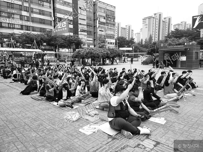 민주노총 조합원들이 윤석열 정권 퇴진을 요구하며 구호를 외치고 있다.