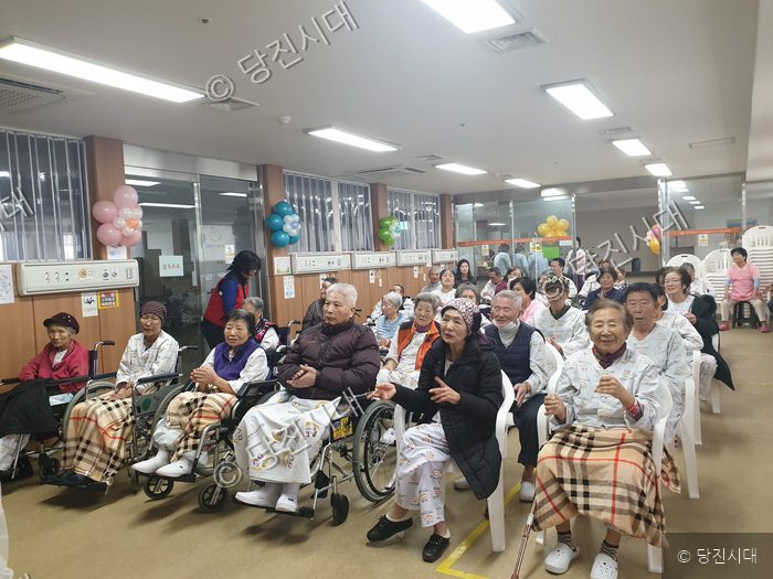 당진해나루로타리클럽이 요양원에서 어르신들을 위한 효도잔치를 열고 있다.