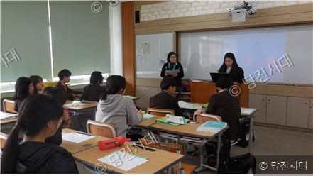 순성중학교에서 학생들이 수업을 듣고 있다.