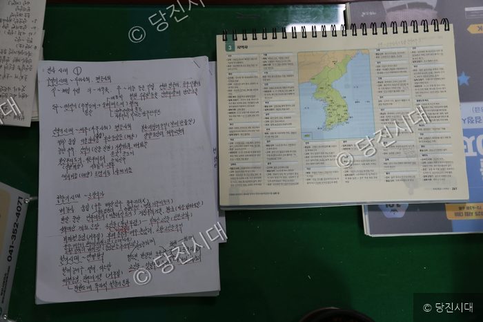 김익진 씨가 공부하는 한국사 책과 필기한 공책이 펼쳐져 있다.