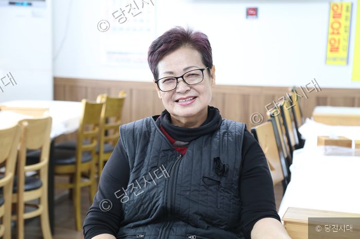 엄마손밥상 이영옥 대표가 식당 내부에서 미소를 짓고 있다.