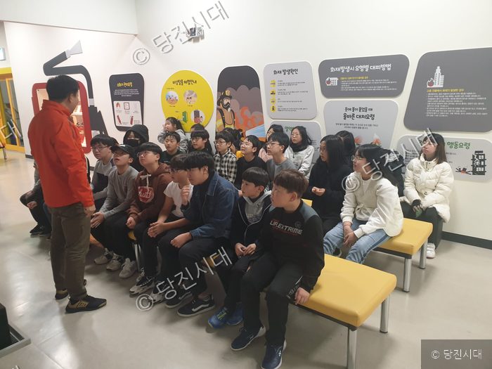 탑동초등학교 학생들이 소방 안전 체험 학습을 받고 있다.