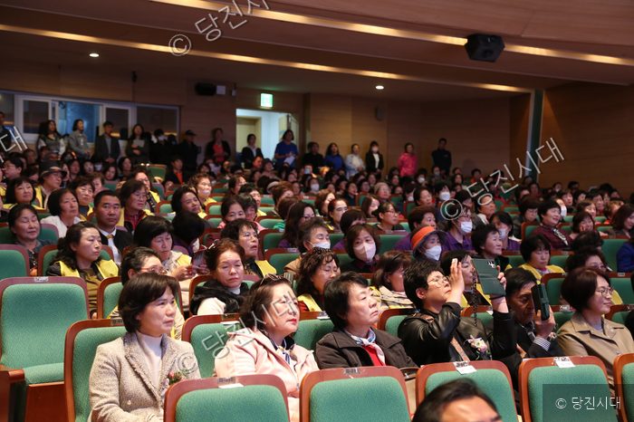 장기요양종사자들이 강당에 모여 행사에 참석하고 있다.