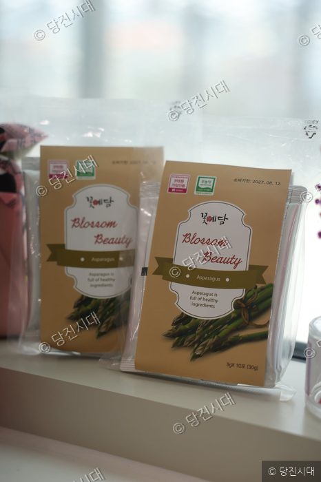 당진의 업체 꽃예담에서 생산하는 아스파라거스 콜라겐 환 제품이 진열되어 있다.