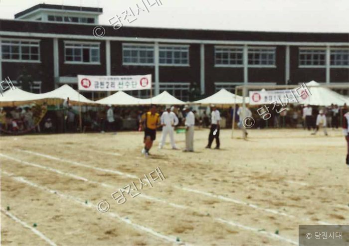 학교 운동장에서 체육 행사가 열리고 있다.