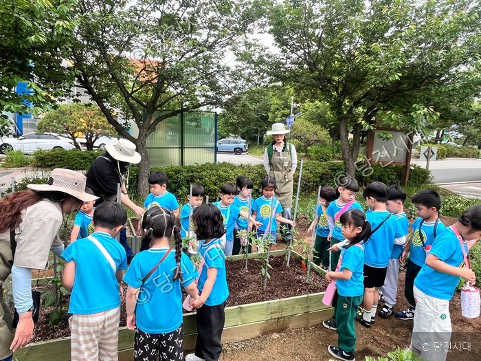 아이들이 어린이농부학교 프로그램에 참여해 식물 생태를 배우고 있다.