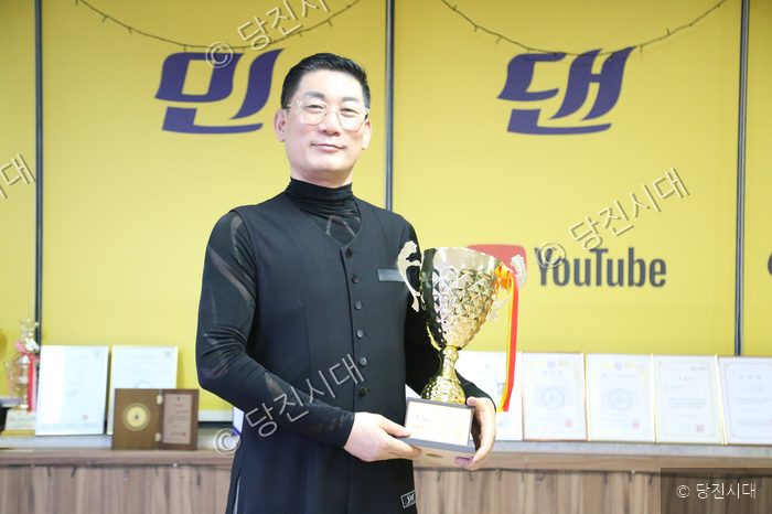 이병준 댄스스포츠연맹 회장이 트로피를 들고 포즈를 취하고 있다.