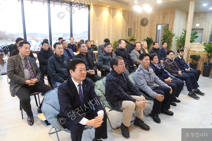 석문생활안전협의회 한기섭 회장 등이 실내에 모여 행사를 지켜보고 있다.