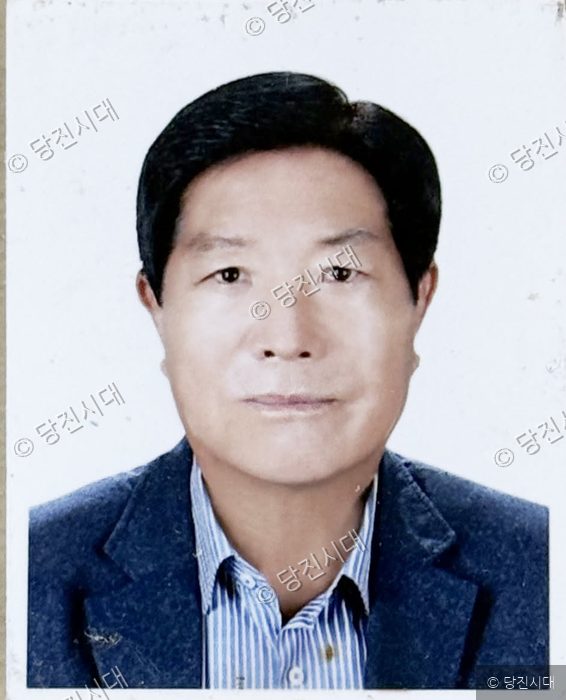 김천환 서영훈 의장이 증명사진을 촬영하고 있다.
