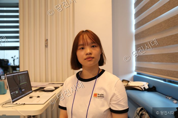 청소년이 노트북으로 단편영화 편집을 실습하고 있다.
