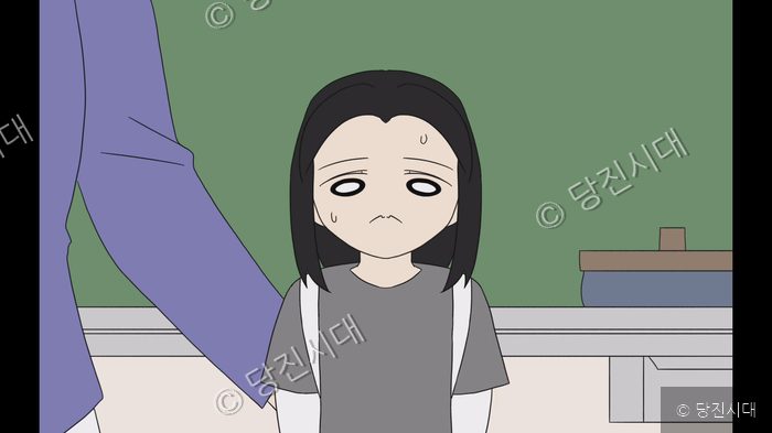 웹툰 속 어린 율리아가 낯선 교실 앞에 긴장된 표정으로 서 있다.